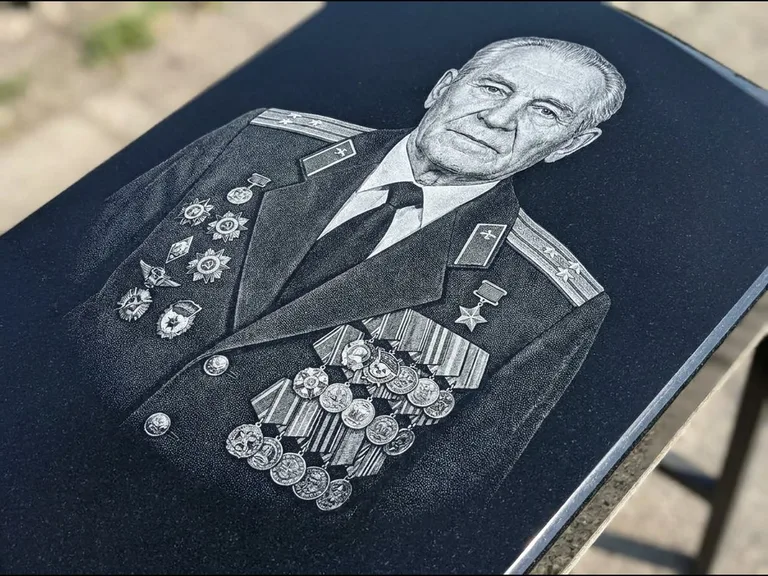 Гравировка фото на памятнике — военный / ветеран в Набережных Челнах
