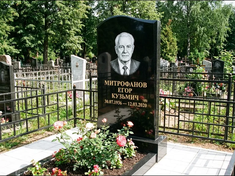 Гравировка портрета на чёрном граните — выполненная работа 29 в Набережных Челнах