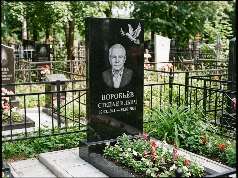 Гравировка голубей на памятник в Набережных Челнах — памятник из чёрного гранита с гравировкой