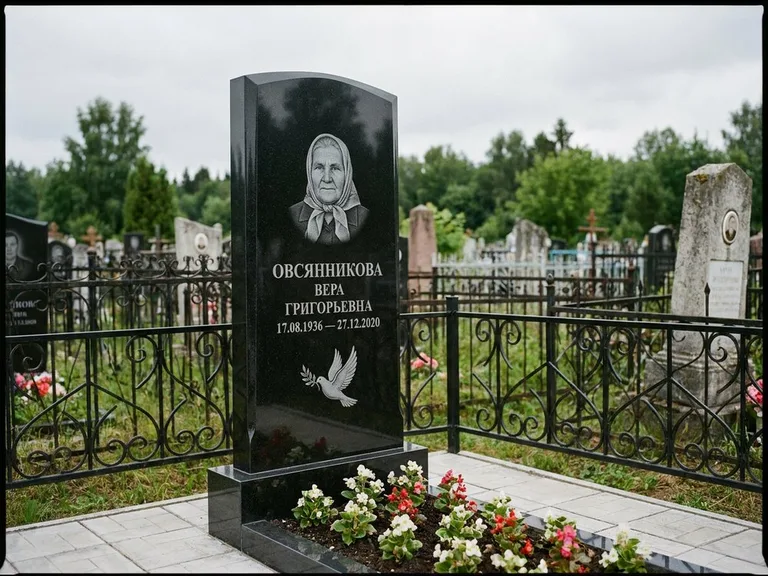 Памятник с гравировкой голубей — гравировка голубя с оливковой ветвью рядом с эпитафией, работа «Овсянникова» в Набережных Челнах