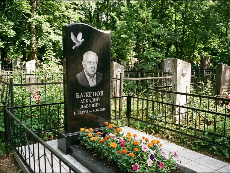 Памятник с гравировкой голубей — белая гравировка взлетающего голубя над портретом, работа «Баженов» в Набережных Челнах