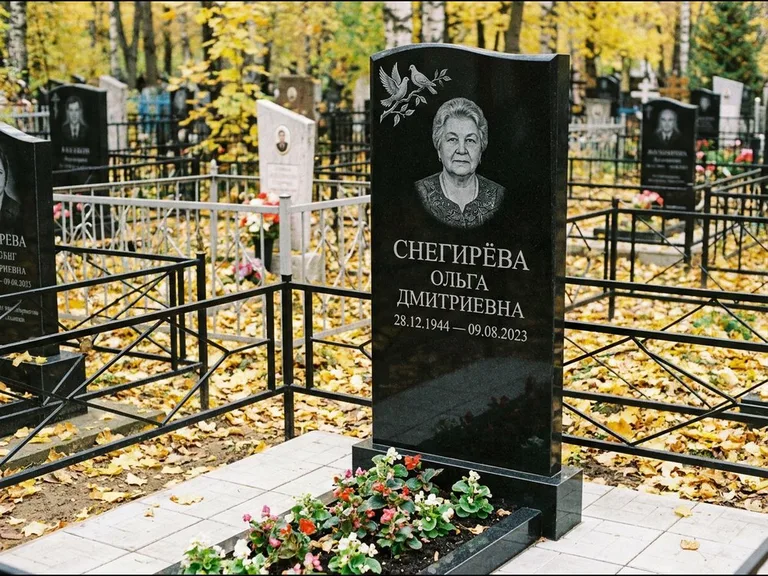 Памятник с гравировкой голубей — гравировка пары голубей на ветке в верхнем углу стелы, работа «Снегирёва» в Набережных Челнах