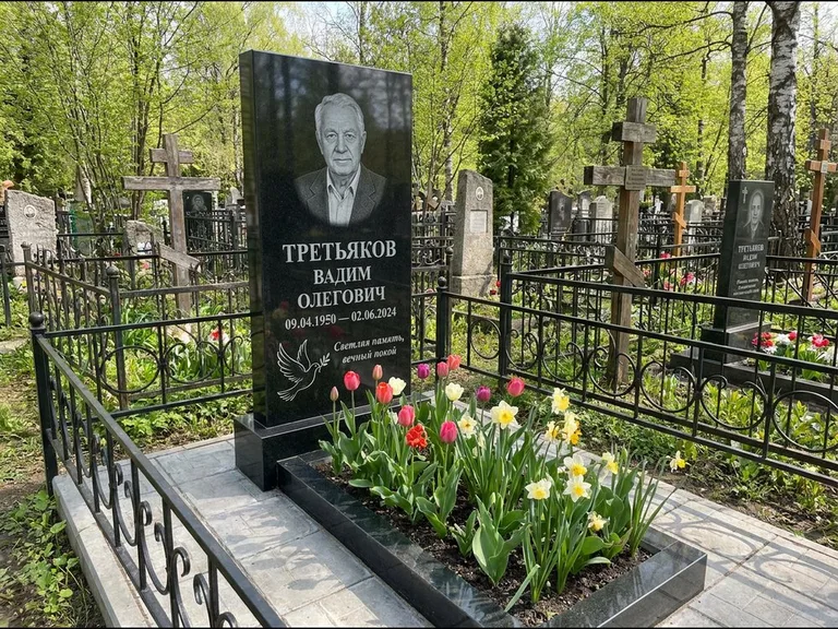 Памятник с гравировкой голубей — гравировка голубя с оливковой ветвью рядом с эпитафией, работа «Третьяков» в Набережных Челнах