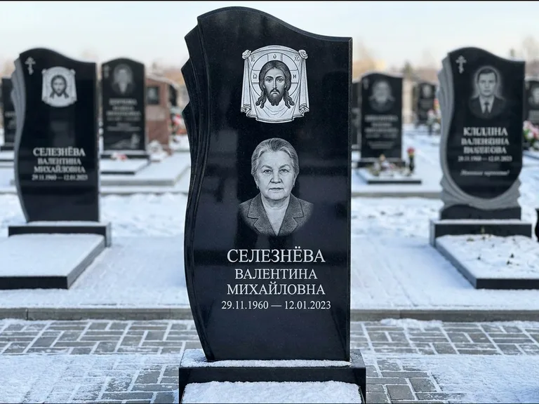 Памятник с гравировкой иконы — Казанская икона Божией Матери на стеле, работа «Одинцов» в Набережных Челнах