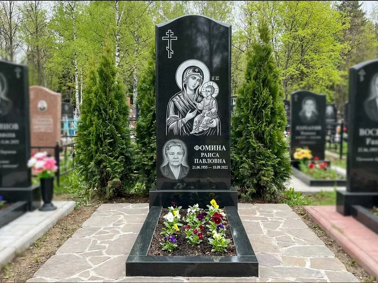 Памятник с гравировкой иконы — икона в резном киоте, работа «Гущин» в Набережных Челнах