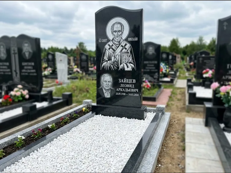 Памятник с гравировкой иконы: стела с крестообразным навершием — икона в резной рамке-киоте, газон без ограды, стриженая трава, работа «Раевская» в Набережных Челнах