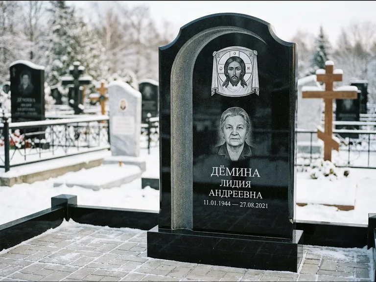 Памятник с гравировкой иконы: гранёный восьмиугольный обелиск с крестом — гравировка Николая Чудотворца, семейный участок с гранитной скамьёй, работа «Зотов» в Набережных Челнах
