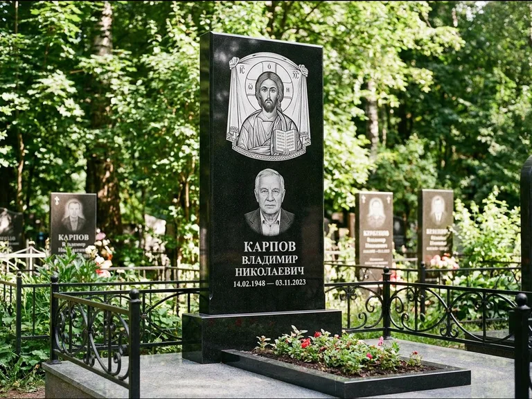 Памятник с гравировкой иконы: широкая двойная семейная стела — золочёный нимб на образе, цветник с красными розами, работа «Воронцова» в Набережных Челнах