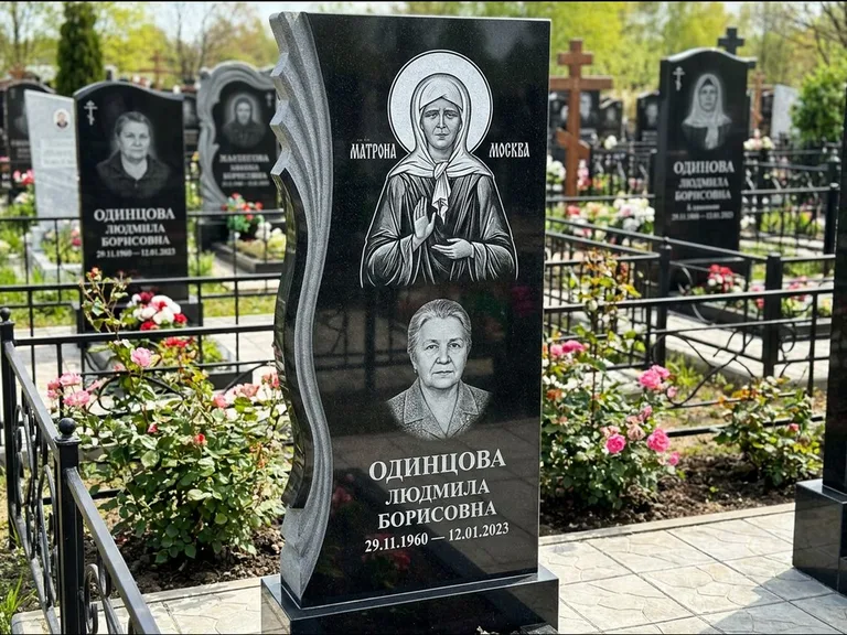 Памятник с гравировкой иконы: ступенчатая двухуровневая стела — Архангел Михаил на стеле, каменная дорожка из плитняка, работа «Одинцов» в Набережных Челнах