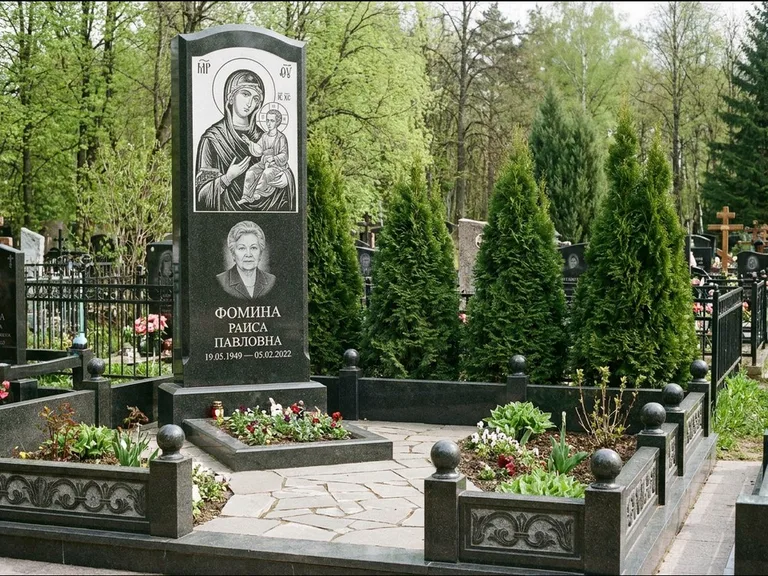 Памятник с гравировкой иконы: высокий гранёный обелиск с крестом-навершием — гравировка образа Матроны Московской, открытый участок без ограды, работа «Третьяков» в Набережных Челнах