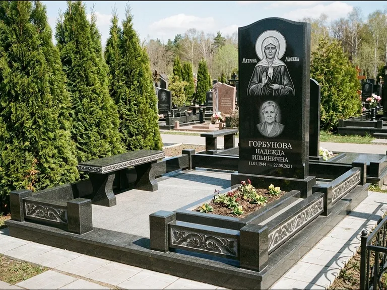 Памятник с гравировкой иконы: стела в форме раскрытой книги с образом — гравировка образа Спасителя, цоколь тёмной плиткой, работа «Зотов» в Набережных Челнах