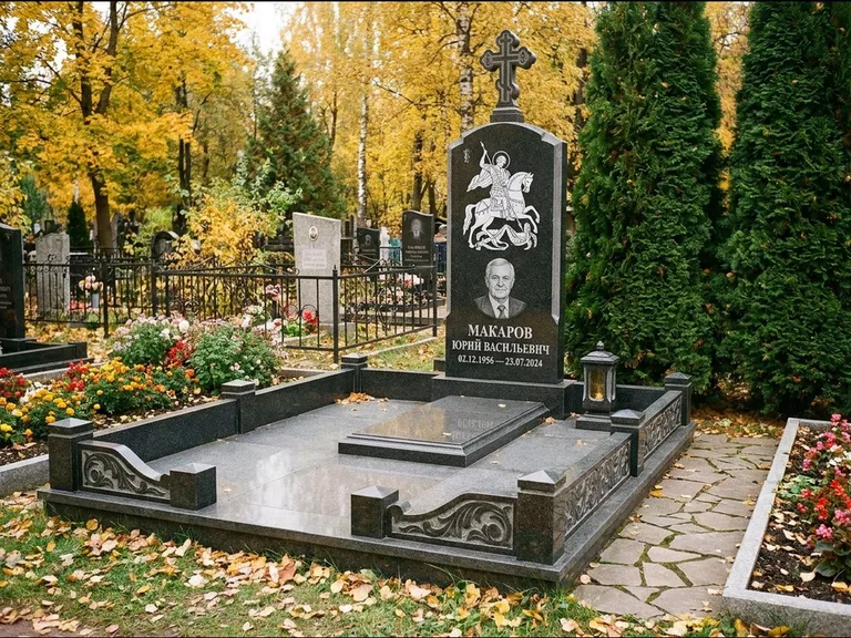 Памятник с гравировкой иконы: ступенчатая трёхуровневая стела — золочёный нимб на образе, дорожка из природного плитняка, работа «Лебедева» в Набережных Челнах