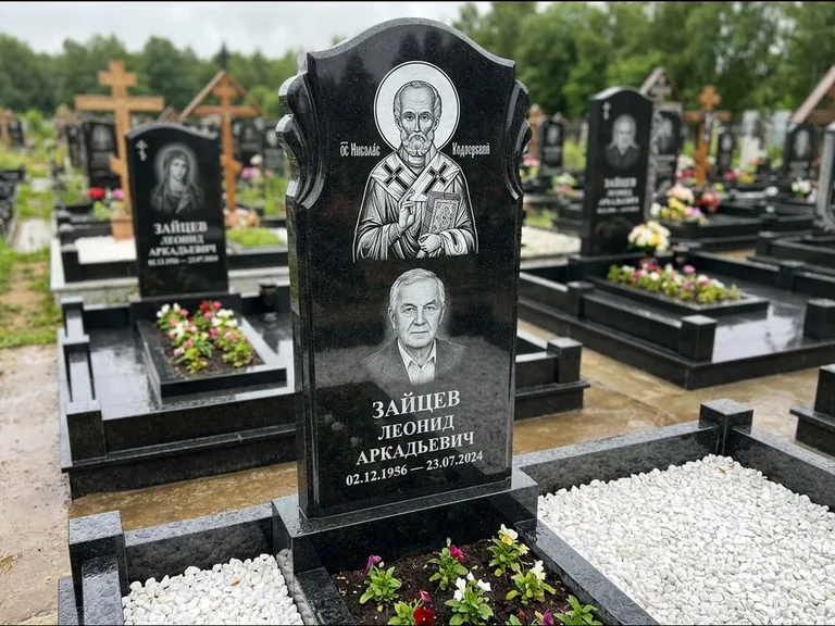 Памятник с гравировкой иконы — образ Николая Чудотворца, работа «Лебедева» в Набережных Челнах