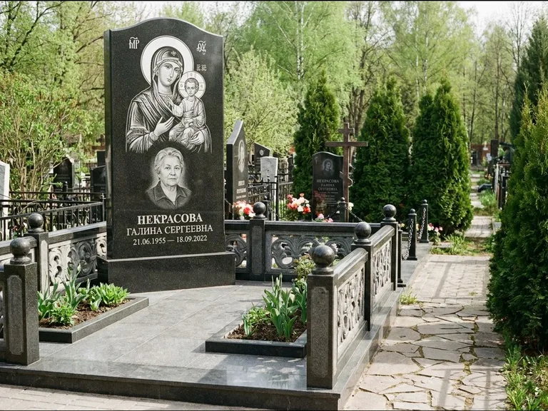 Памятник с гравировкой иконы: полукруглая стела с купольным навершием — Архангел Михаил на стеле, заснеженный зимний участок, работа «Гущин» в Набережных Челнах