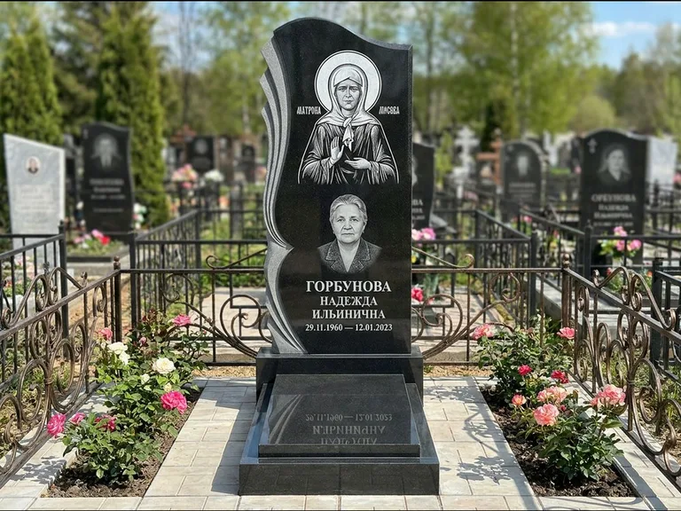 Памятник с гравировкой иконы — икона в резном киоте, работа «Одинцов» в Набережных Челнах