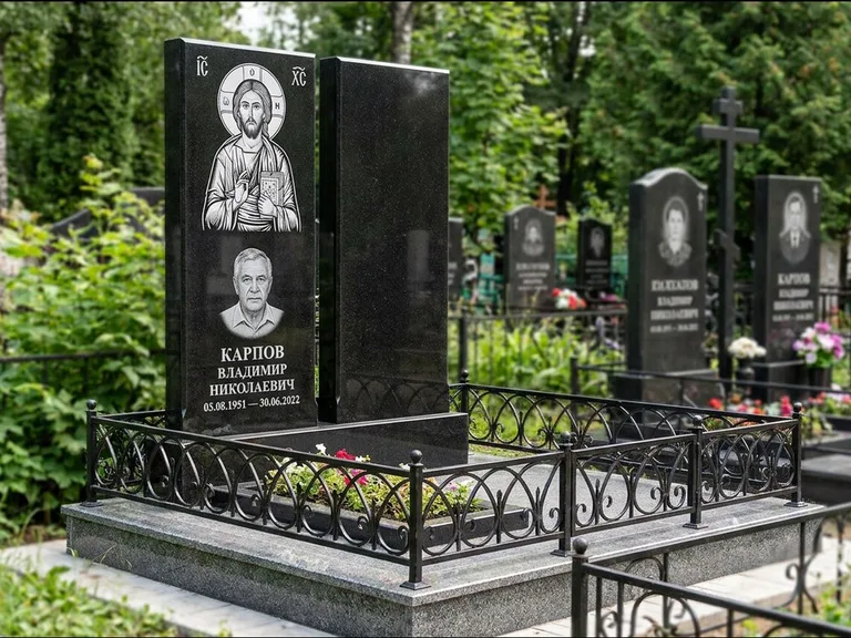 Памятник с гравировкой иконы — Казанская икона Божией Матери на стеле, работа «Богданова» в Набережных Челнах