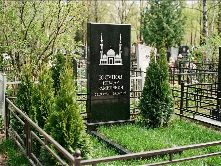 Мусульманский памятник с гравировкой мечети — силуэт мечети с двумя минаретами над именем, работа «Юсупов» в Набережных Челнах