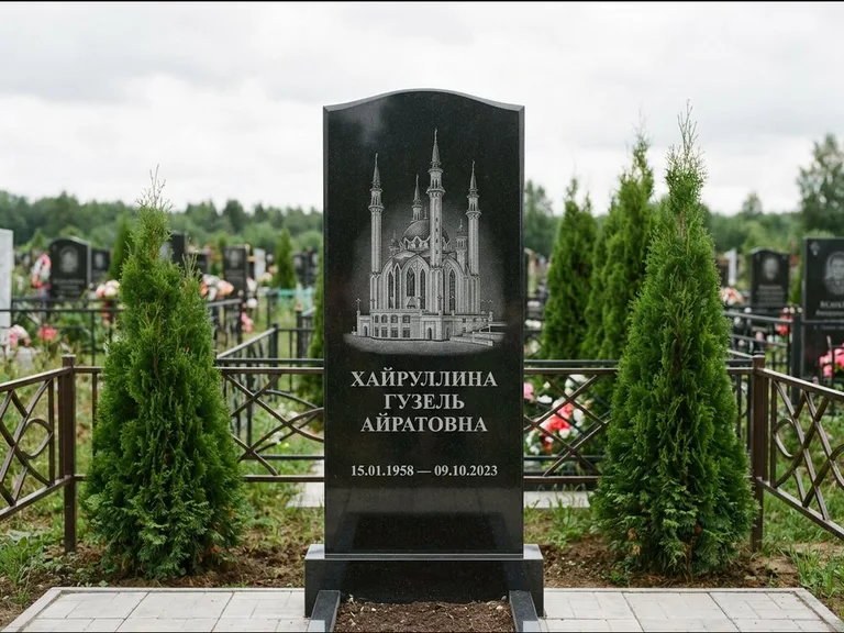 Мусульманский памятник с гравировкой мечети — мечеть Кул-Шариф на обороте стелы, работа «Хайруллина» в Набережных Челнах