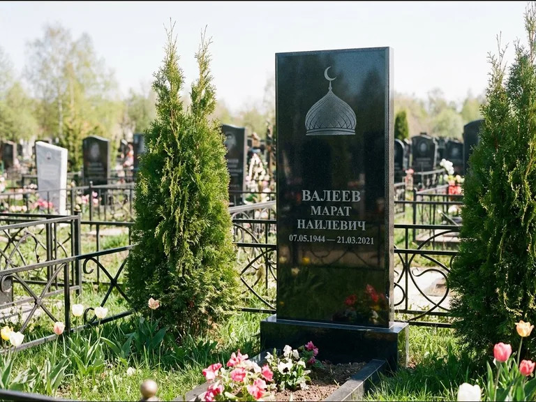 Мусульманский памятник с гравировкой мечети — купол с полумесяцем в верхней части, работа «Валеев» в Набережных Челнах