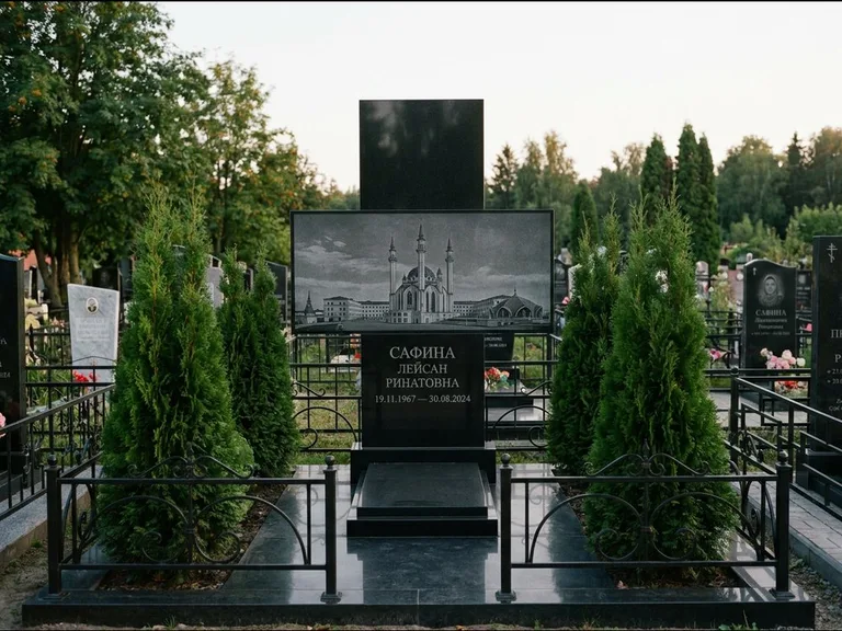 Мусульманский памятник с гравировкой мечети — панорама мечети во всю ширину стелы, работа «Сафина» в Набережных Челнах