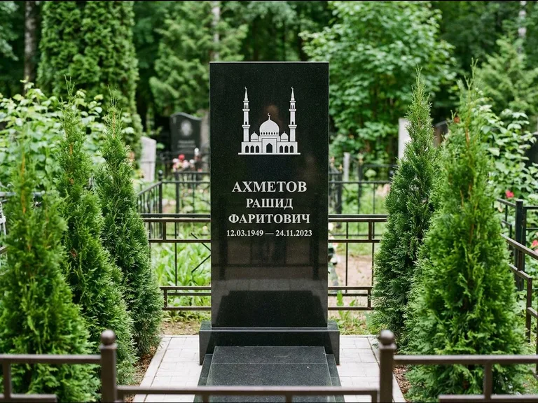 Мусульманский памятник с гравировкой мечети — силуэт мечети с двумя минаретами над именем, работа «Ахметов» в Набережных Челнах