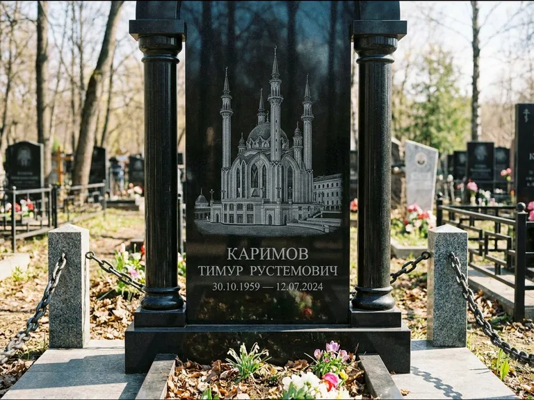 Мусульманский памятник с гравировкой мечети: стела с колоннами-минаретами по бокам — детализированная гравировка мечети Кул-Шариф, гранитные столбики с провисающей цепью, работа «Каримов» в Набережных Челнах