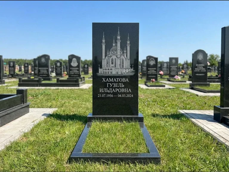 Мусульманский памятник с гравировкой мечети: небольшая скромная одиночная стела — золочёная гравировка мечети, аккуратный участок с газоном, работа «Нигматуллина» в Набережных Челнах