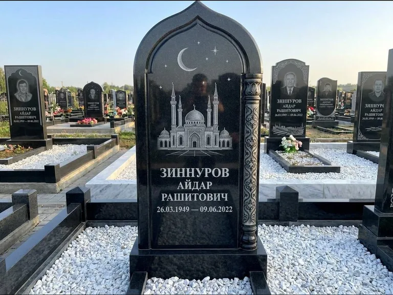 Мусульманский памятник с гравировкой мечети: стела с михраб-верхом и резной боковой колонной — детализированная гравировка мечети Кул-Шариф, белая мраморная крошка, работа «Ахметов» в Набережных Челнах