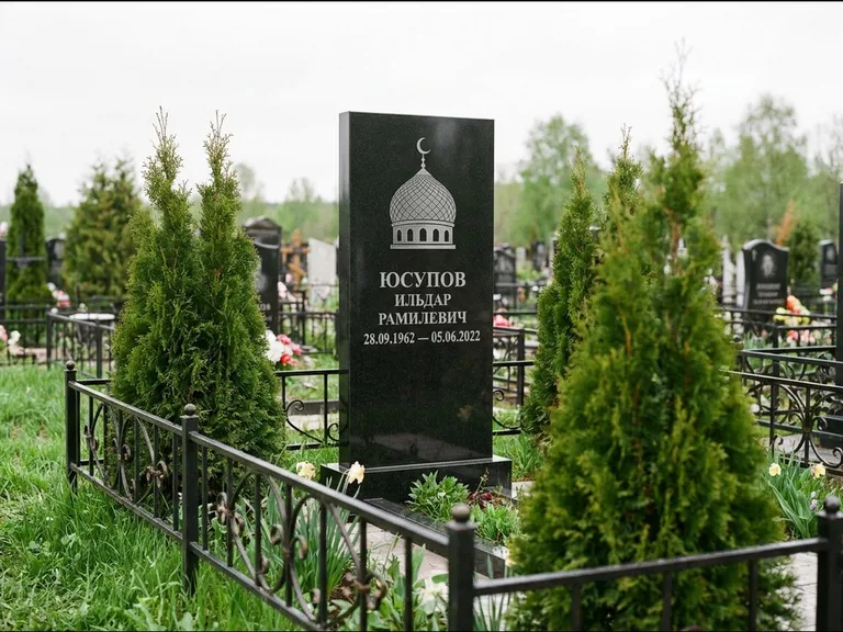 Мусульманский памятник с гравировкой мечети — купол с полумесяцем в верхней части, работа «Юсупов» в Набережных Челнах