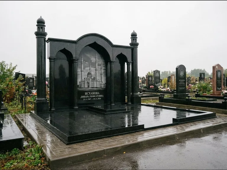 Мусульманский памятник с гравировкой мечети: семейный мемориал с колоннами-минаретами и аркой — золочёная гравировка мечети, большая мощёная площадка, работа «Абдуллаева» в Набережных Челнах