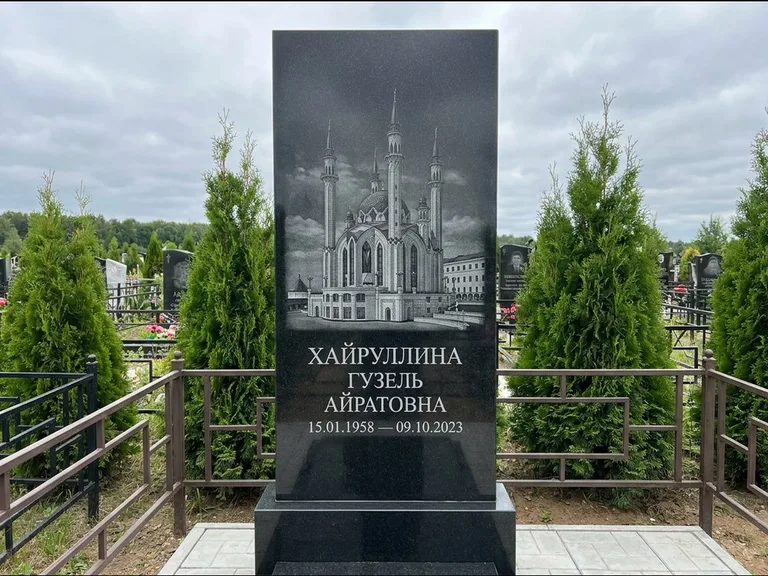 Мусульманский памятник с гравировкой мечети — панорама мечети во всю ширину стелы, работа «Хайруллина» в Набережных Челнах