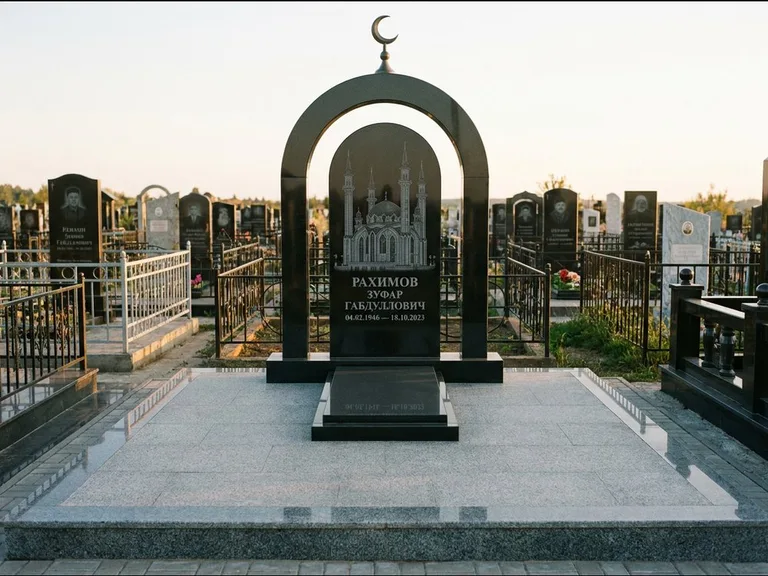 Мусульманский памятник с гравировкой мечети: монументальная стела-арка с полумесяцем на вершине — детализированная гравировка мечети Кул-Шариф, мощёная гранитная площадка с бордюром, работа «Юсупов» в Набережных Челнах
