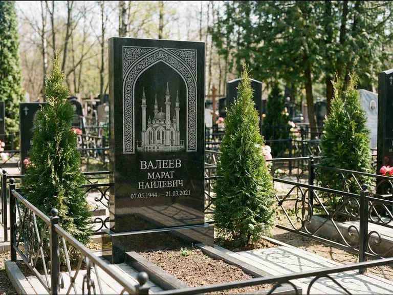 Мусульманский памятник с гравировкой мечети — мечеть в восточной арке с орнаментом, работа «Валеев» в Набережных Челнах