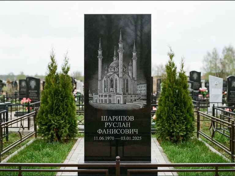 Мусульманский памятник с гравировкой мечети — мечеть Кул-Шариф на обороте стелы, работа «Шарипов» в Набережных Челнах