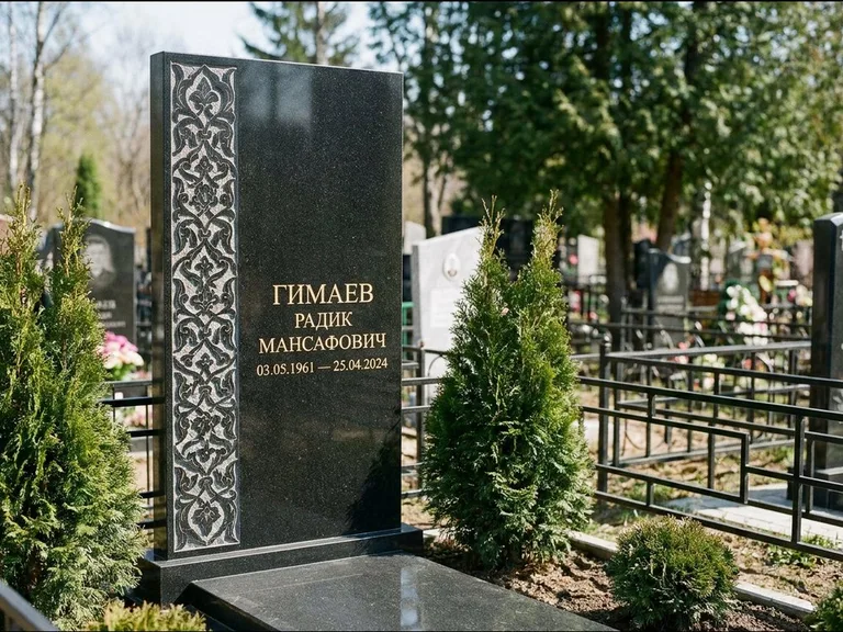 Мусульманский памятник — колонна ислими по краю стелы, работа «Гимаев» в Набережных Челнах