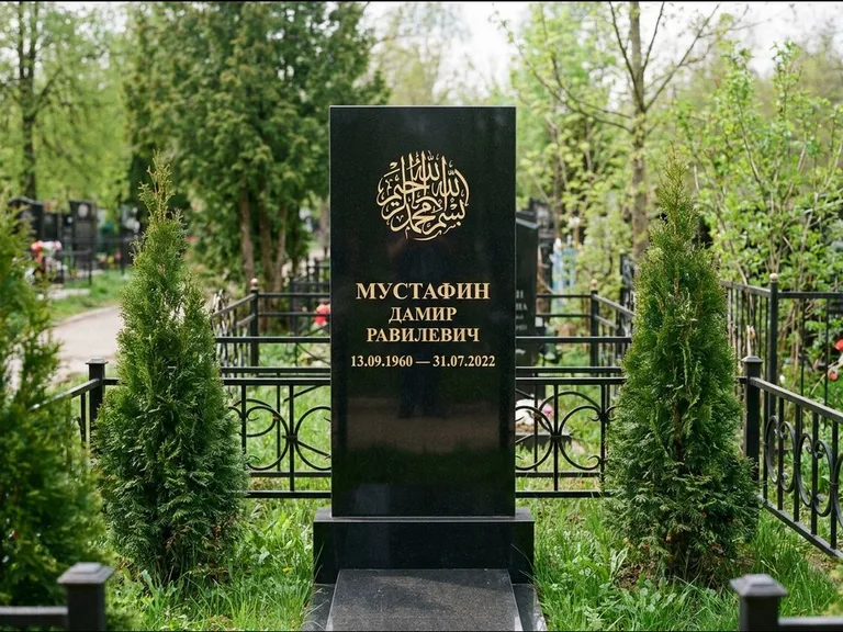 Мусульманский памятник — шахада в верхней части стелы, работа «Мустафин» в Набережных Челнах