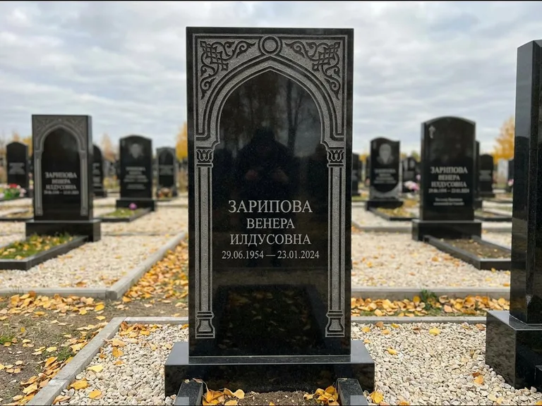 Мусульманский памятник: фигурная стела с михраб-нишей — гравировка мечети в михраб-арке с орнаментом, светлая гравийная отсыпка, работа «Зарипова» в Набережных Челнах