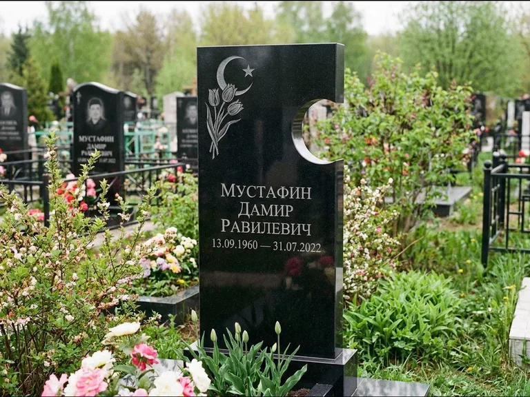Мусульманский памятник: стела с боковым вырезом в форме полумесяца — гравировка минарета с полумесяцем, низкие кусты в цвету, работа «Мустафин» в Набережных Челнах