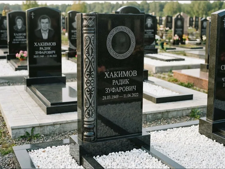 Мусульманский памятник: стела с боковой резной орнаментальной колонной — детализированная гравировка мечети Кул-Шариф, белая мраморная крошка, работа «Хабибуллин» в Набережных Челнах