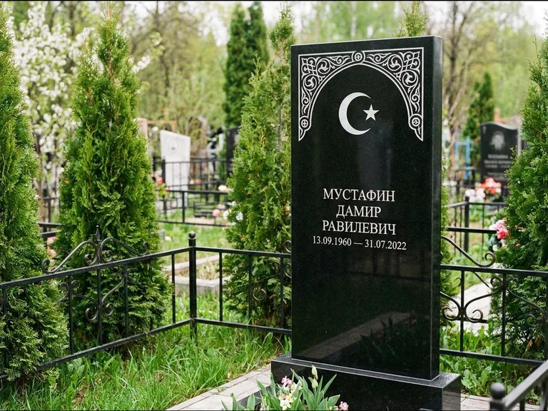 Мусульманский памятник — полумесяц со звездой и орнамент-бордюр, работа «Мустафин» в Набережных Челнах