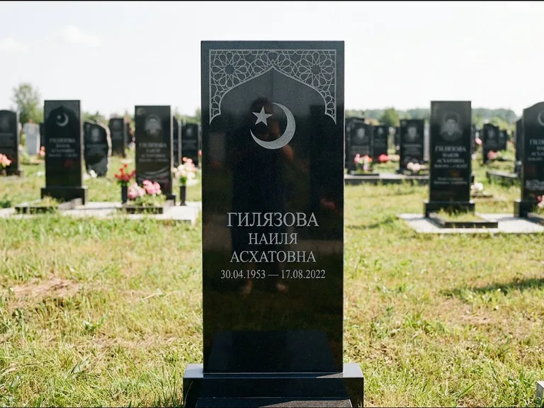 Мусульманский памятник: узкая вертикальная стела-пилон с полумесяцем — гравировка мечети в михраб-арке с орнаментом, открытая лужайка без ограды, работа «Ибрагимова» в Набережных Челнах