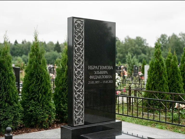 Мусульманский памятник — колонна ислими по краю стелы, работа «Ибрагимова» в Набережных Челнах
