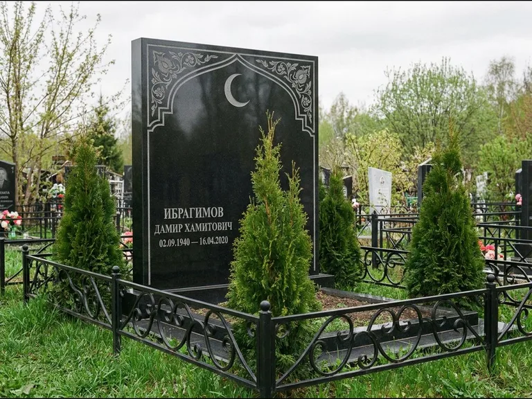 Памятник с гравировкой полумесяца — гравировка полумесяца в восточной арке с орнаментом, работа «Ибрагимов» в Набережных Челнах