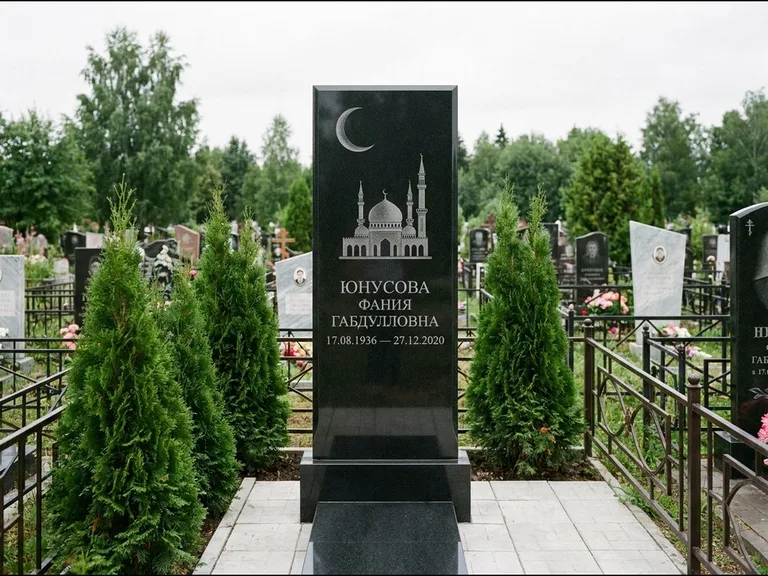 Памятник с гравировкой полумесяца — гравировка полумесяца над силуэтом мечети, работа «Юнусова» в Набережных Челнах