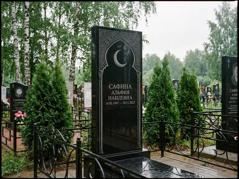 Памятник с гравировкой полумесяца — гравировка полумесяца в восточной арке с орнаментом, работа «Сафина» в Набережных Челнах