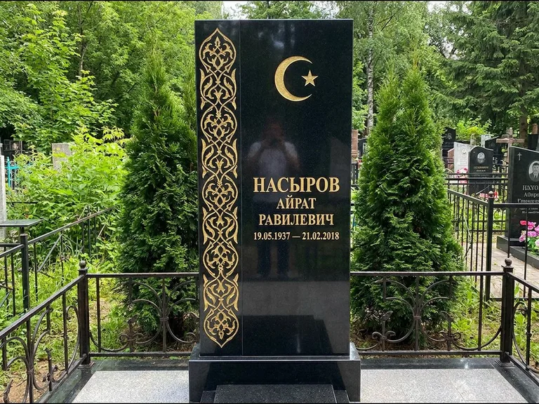 Памятник с гравировкой полумесяца — золочёный полумесяц и колонна растительного орнамента-ислими, работа «Насыров» в Набережных Челнах