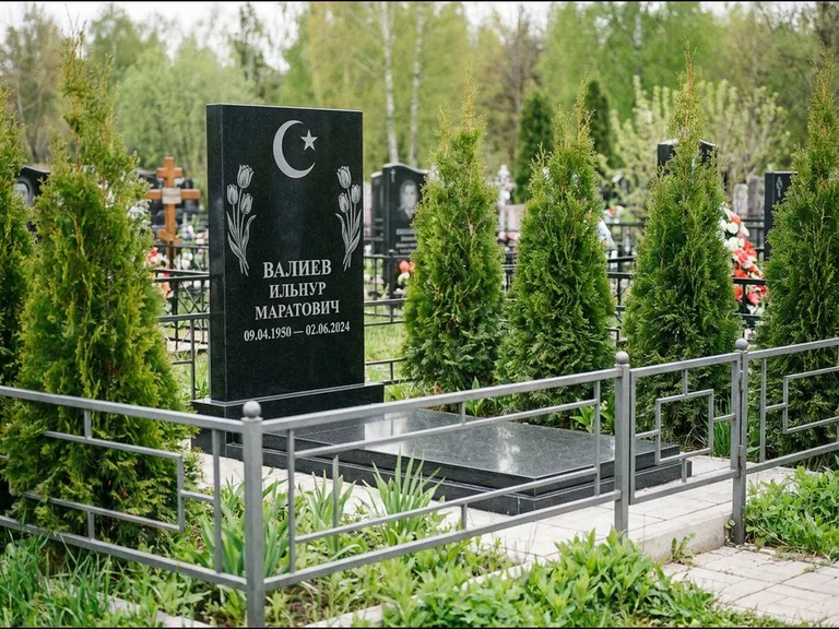 Памятник с гравировкой полумесяца — гравировка полумесяца со звездой и тюльпанами по бокам, работа «Валиев» в Набережных Челнах