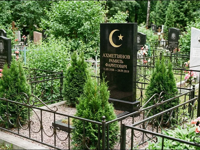 Памятник с гравировкой полумесяца — золочёная гравировка полумесяца со звездой в верхней части с, работа «Ахметзянов» в Набережных Челнах