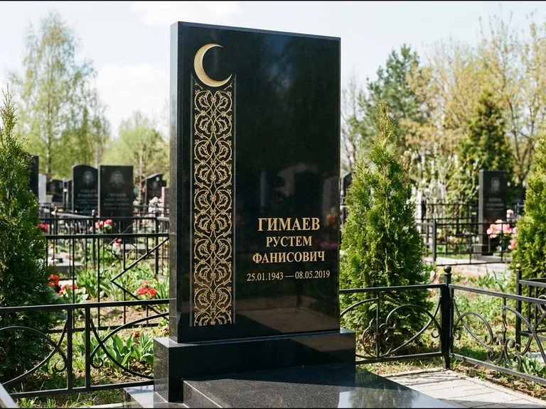 Памятник с гравировкой полумесяца — золочёный полумесяц и колонна растительного орнамента-ислими, работа «Гимаев» в Набережных Челнах