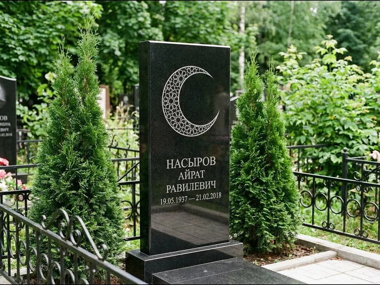 Памятник с гравировкой полумесяца — гравировка полумесяца в геометрическом орнаменте-гирихе, работа «Насыров» в Набережных Челнах